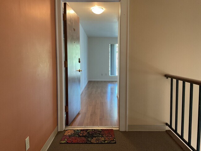 Building Photo - 1 Bed / 1 Bath Houghton condo in Kirkland $1,795/month