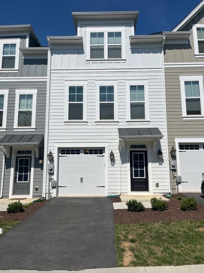 Building Photo - 3 bedroom town home with a finished basement and garage located in popular Preston Lakes