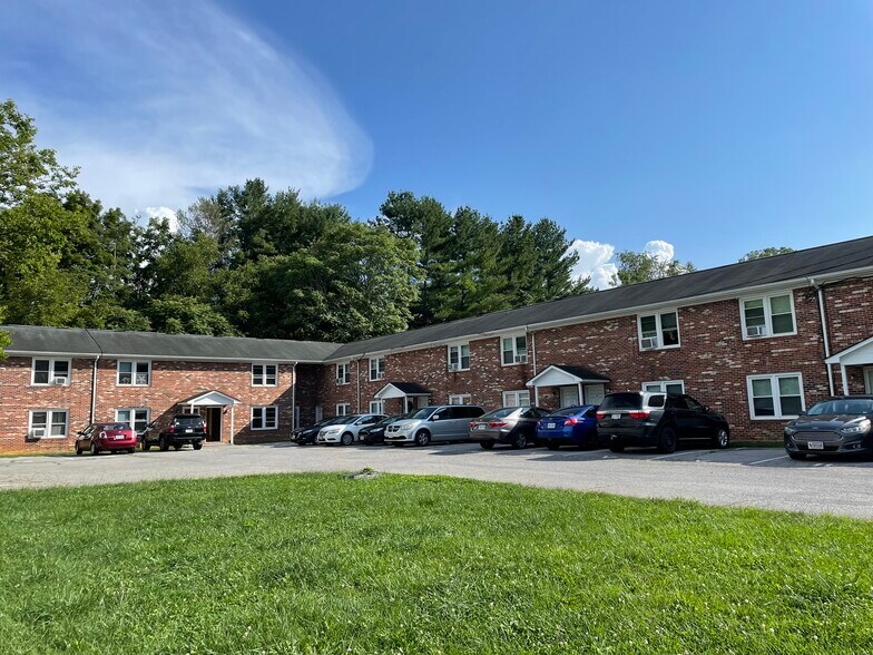 Primary Photo - 660 College St
