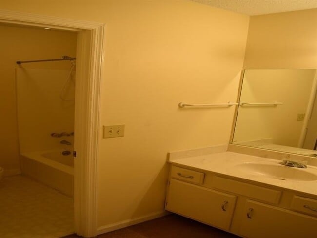 Building Photo - 2065 Vernon Commons