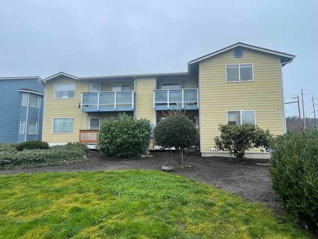 Building Photo - Updated 2 Bedroom, 1.5 Bath Apartment!