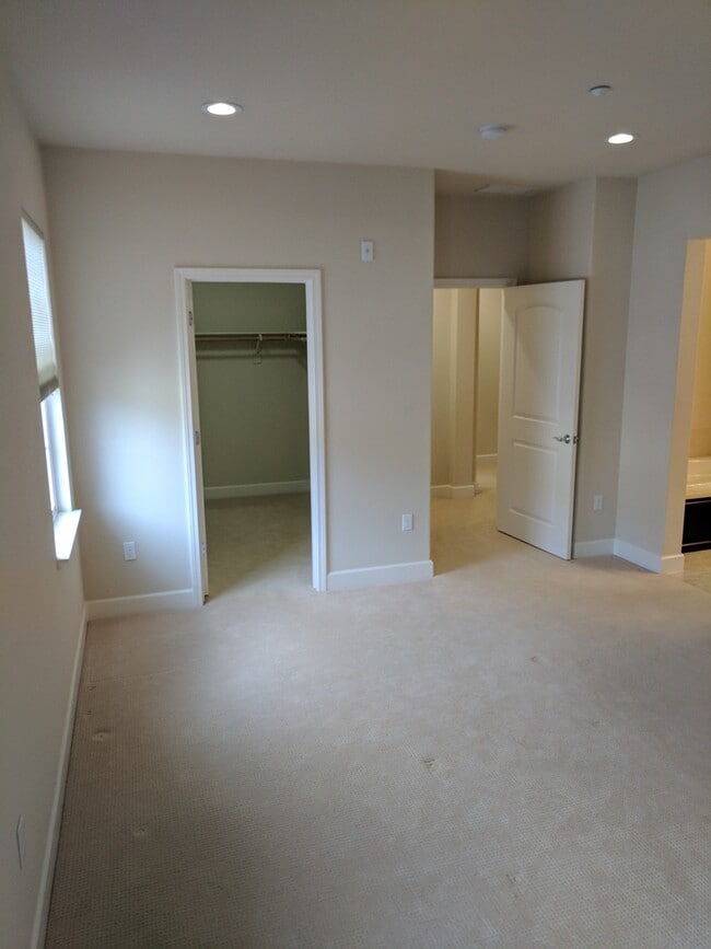 Building Photo - Luxury 3 bedroom 3 bath located in great a...