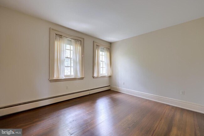 Building Photo - 226 E Caracas Ave