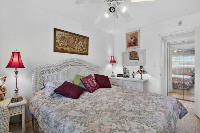 Building Photo - 100 SE 6th Ave