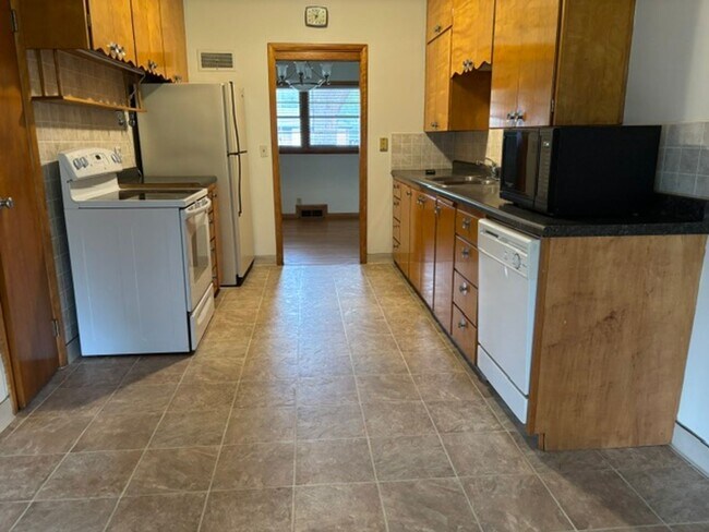 Building Photo - 3 Bedroom, 2 Bath House