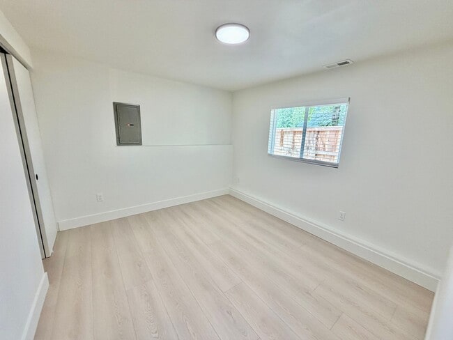 Building Photo - Freshly Remodeled 5bd/2.5bath Home w/ Daylight Basement in Heart of Multnomah Village