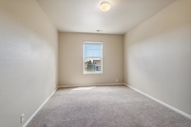 Building Photo - Well-Maintained 3-Bedroom Townhome with Central A/C and Open Layout