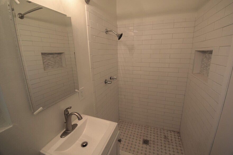 Building Photo - 15940 Hart St