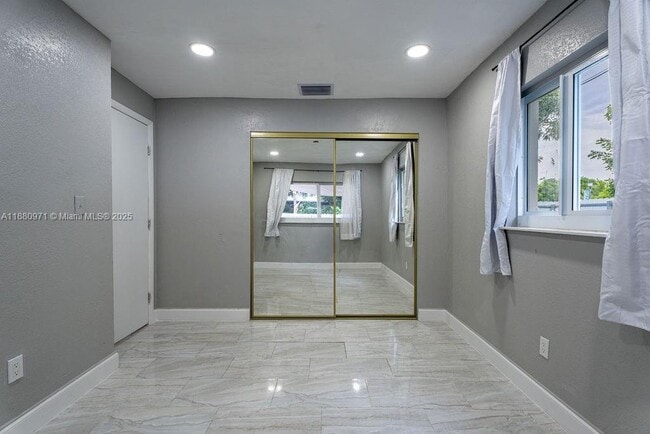 Building Photo - 5551 SW 37th St