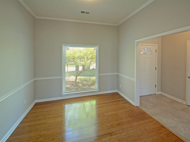 Building Photo - 3 Bedroom with BONUS room, 2 bathrooms. Ne...