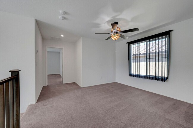 Building Photo - Stunning 3 Bedroom in Skye Canyon Master P...