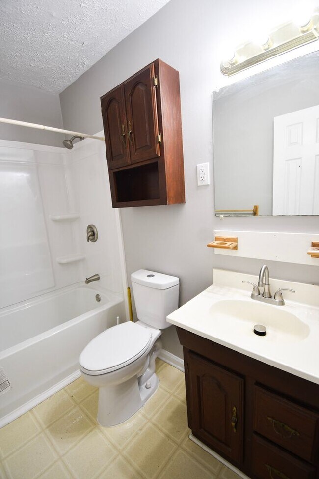 Building Photo - 3 Bedroom 1.5 Bathroom- no pets