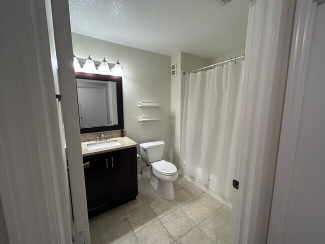 Building Photo - 2/2 Windsor Park Condo