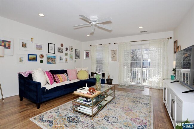 Building Photo - 2051 Charles