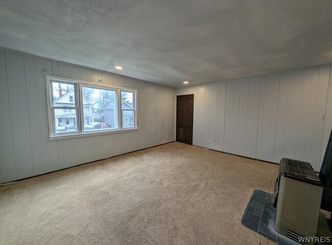 Building Photo - 627 Deer St