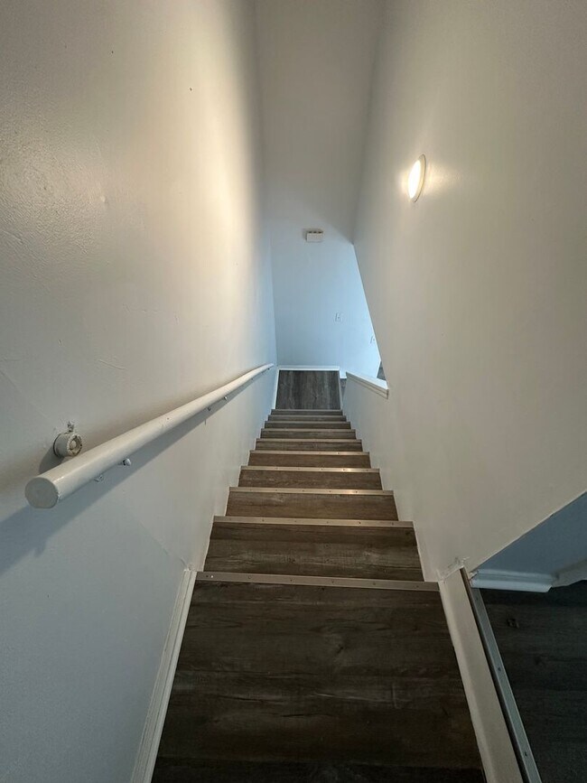 Building Photo - WELCOME HOME! Cute 2 Bedroom 1 Bathroom with Garage!