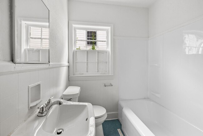 Building Photo - Charming 3 Bedroom 2 Bathroom Bungalow