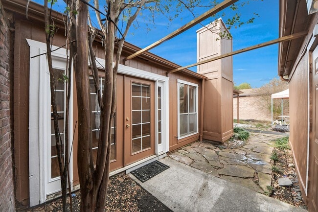 Building Photo - 17003 Amidon Dr