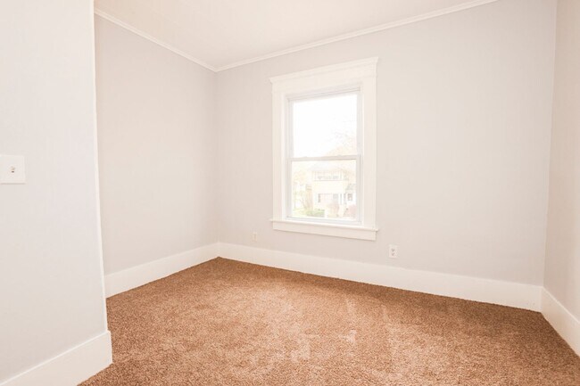 Building Photo - GREAT SINGLE FAMILY HOUSE . WAITING FOR YOU TO CALL HOME !!