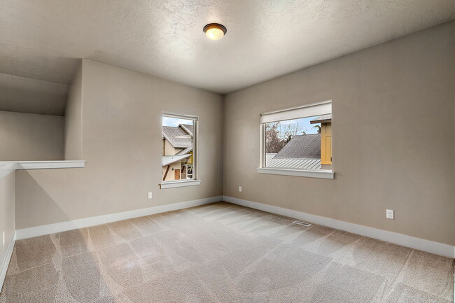 Building Photo - 923 S Lone Willow Ave