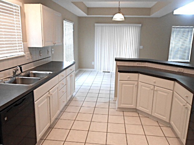 Building Photo - 6185 Champions Dr