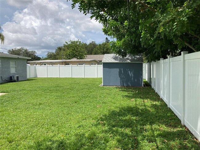 Building Photo - 7131 Orpine Dr N