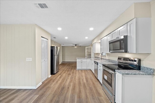 Building Photo - 3/2 with 1/1 In Law Suite in  Heritage Farms Orange Park South