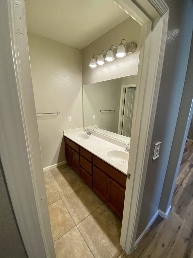 Building Photo - 1001 La Paloma St