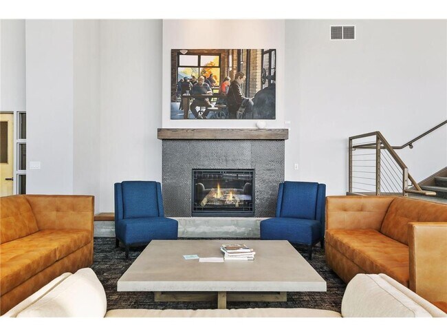 Building Photo - 215 10th Ave S