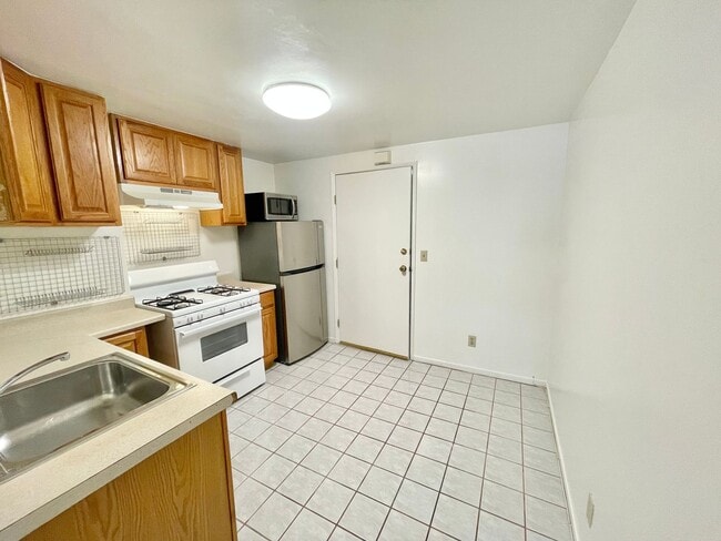 Building Photo - Charming Garden Apartment w/Deck, Prime Inner Richmond Location PROGRESSIVE