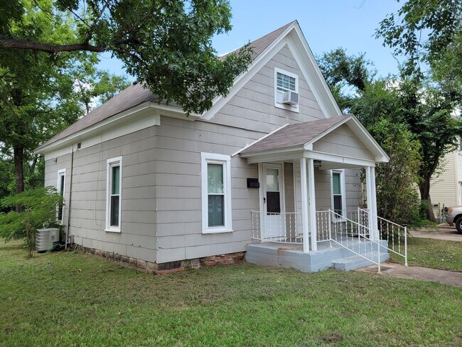 Building Photo - 3 bedroom 1 bathroom house in Edmond with central heat and air conditioning and washer/dryer hookup