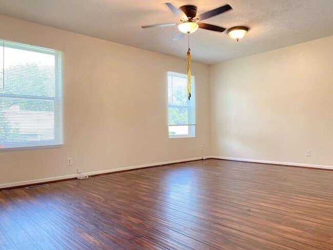 Building Photo - Stunning 5 bedroom, 2 bathroom house!