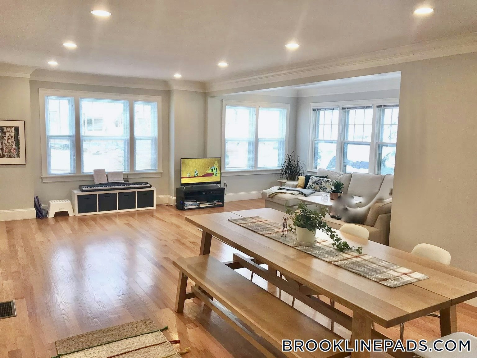 Building Photo - 281 Walnut St