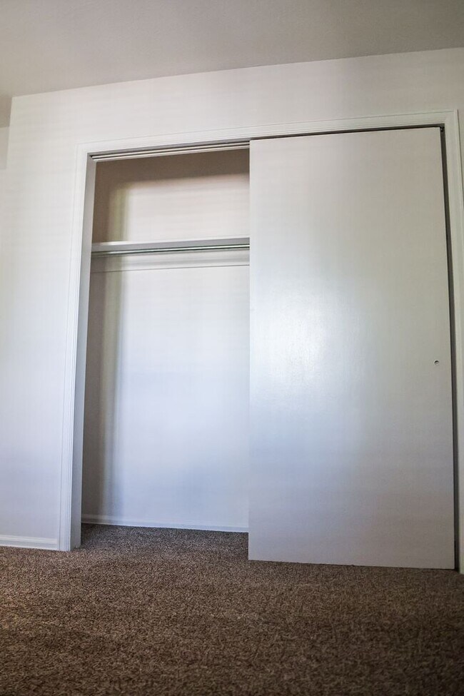 Building Photo - 3 Bedroom Rockrimmon Condo, NO DEPOSIT AND...