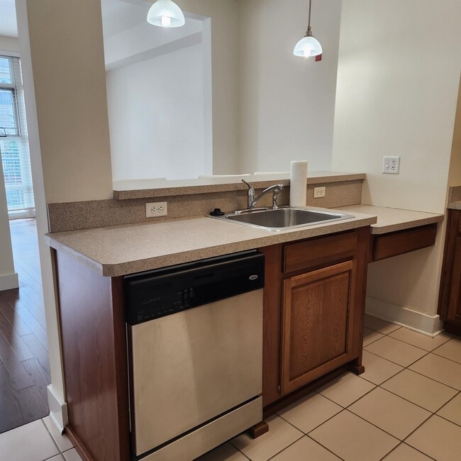 Building Photo - 3 Greenwich Dr