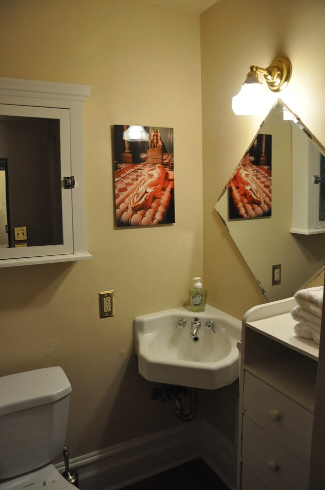 Building Photo - 1594 Mill St