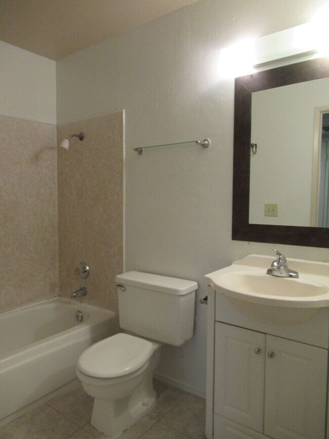 Building Photo - 2 BED 2 BATH DUPLEX FOR RENT