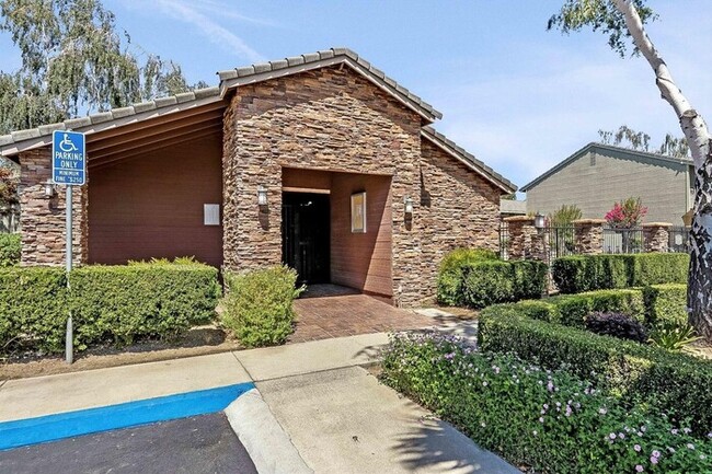 Building Photo - Modesto 2 Bedroom 2 Bath Condo "Parkview V...