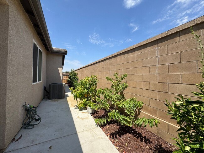 Building Photo - 1267 Las Rosas Ave