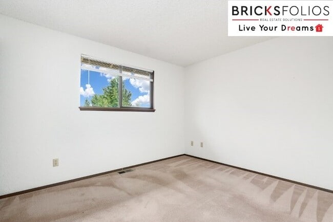 Building Photo - Redmond Gem! Live in the award-winning Lake Washington School District.