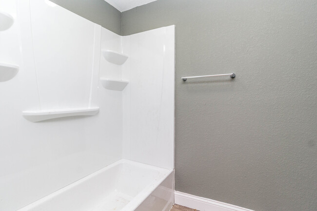 Building Photo - 3 bed/1 bath - Completely Remodeled - Cent...