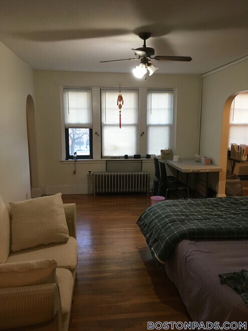 Building Photo - 349 Pleasant St