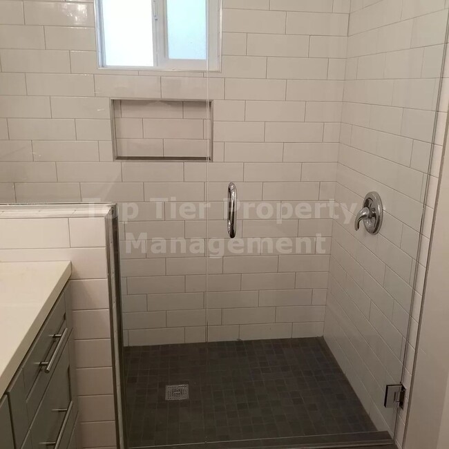 Building Photo - ***Remodeled, Charming 2 bed / 2 bath Bung...