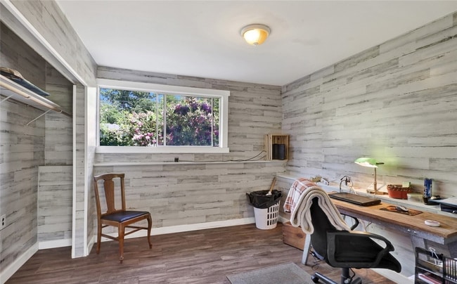 Building Photo - Spacious 4 Bedroom, 2 Bathroom Home