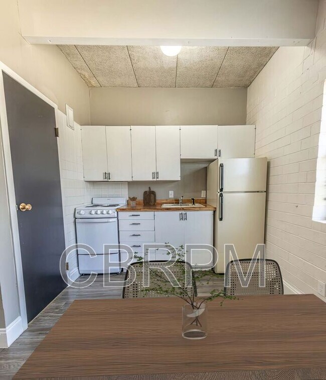 Building Photo - 2601 York Ave