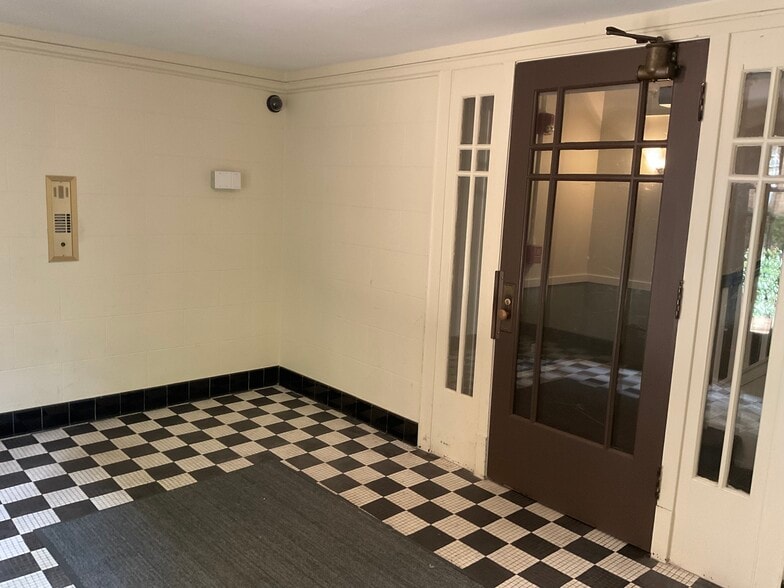 Lobby room for 825 with buzzer/intercom system - 825 Forest Ave