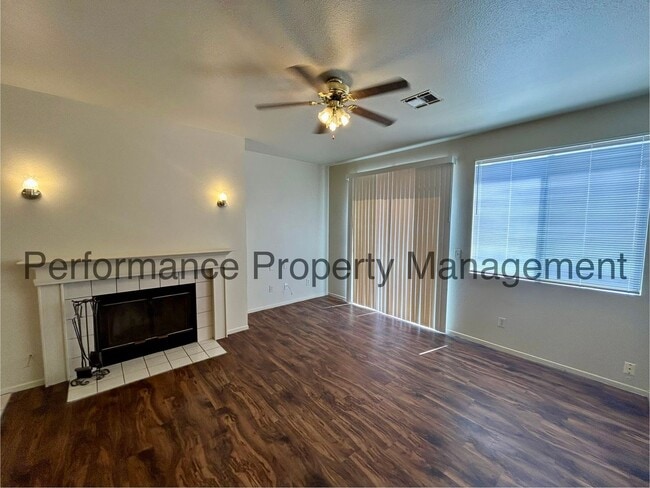 Building Photo - Stunning 4 Bed/3 Bath Condo in Silver Cree...