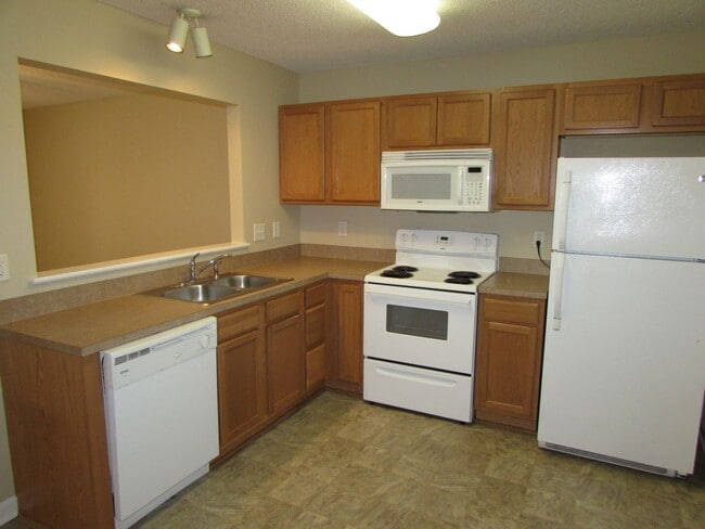 Building Photo - Bright 1 Bed/1 Bath Condo - Main Level - O...