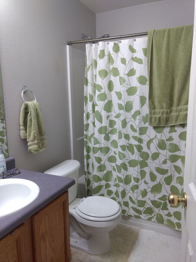 Building Photo - Beautiful 3B/2.5B Home in Ridge Crest Neighborhood - Ready for Move-in