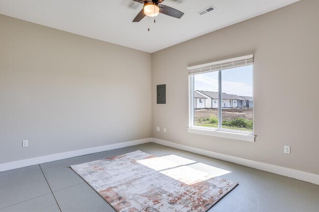 Building Photo - "Discover Modern Comfort: Spacious 3-Bed, 2-Bath Duplex in Charming Bel Aire, KS!"